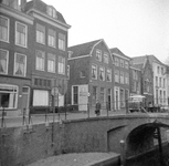 800503 Gezicht op de voorgevels van de panden Nieuwegracht 125 (links) -lager te Utrecht, met in het midden de ingang ...